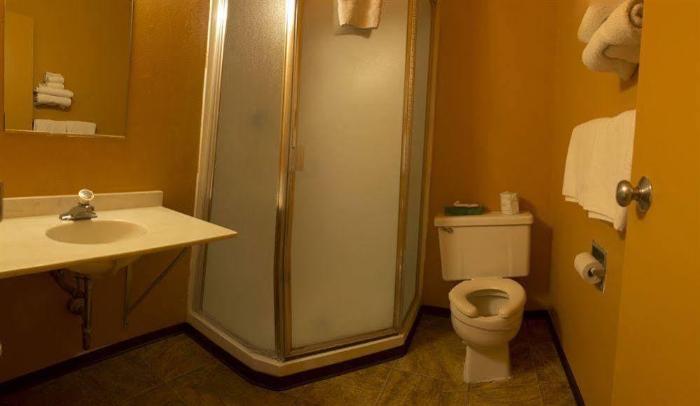 פייר Capitol Inn & Suites מראה חיצוני תמונה