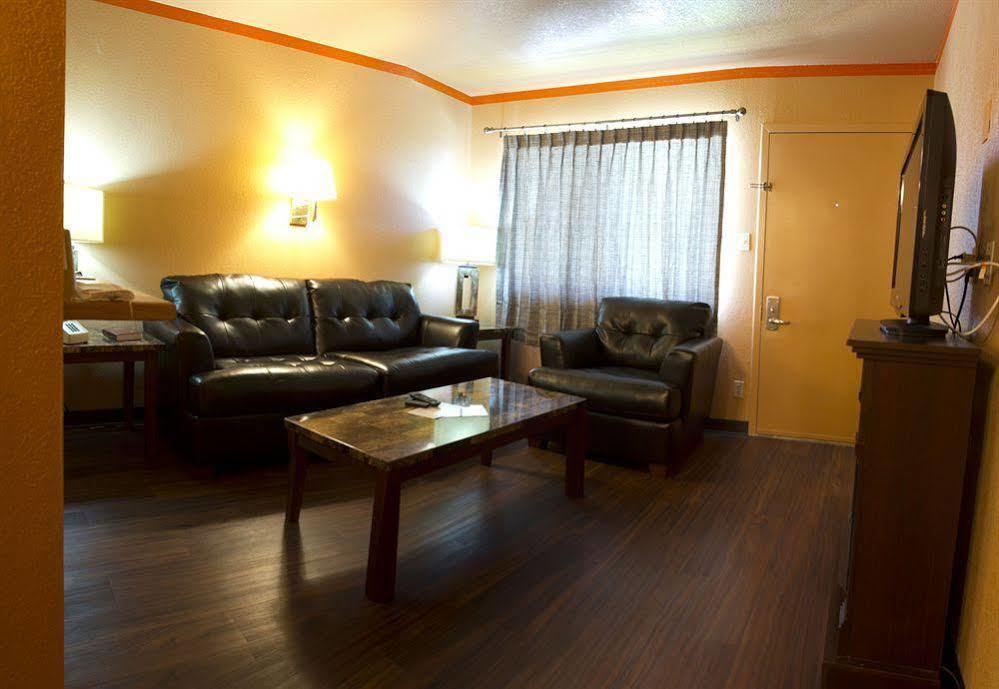 פייר Capitol Inn & Suites מראה חיצוני תמונה