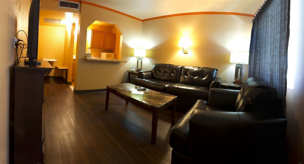 פייר Capitol Inn & Suites מראה חיצוני תמונה