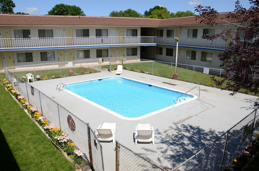פייר Capitol Inn & Suites מראה חיצוני תמונה